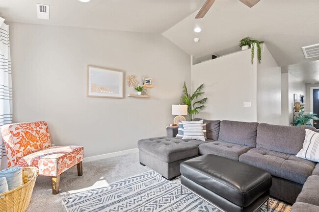 Building Photo - 16730 Suffolk Ave