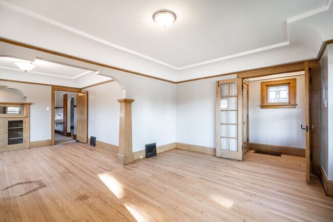 Building Photo - Spacious 2 Bedroom Lower Duplex in West Allis
