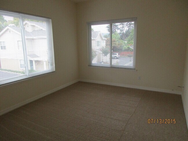 Building Photo - Convenient Location!