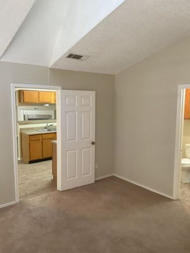 Foto del edificio - This incredible three bedroom home is minutes away from Lake Travis