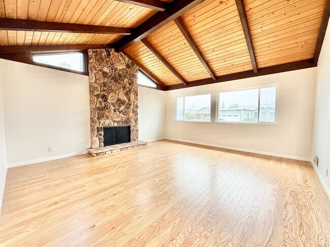 Foto del edificio - Renovated 3bed/2bath Linda Mar Rancher (Backs to Creek)