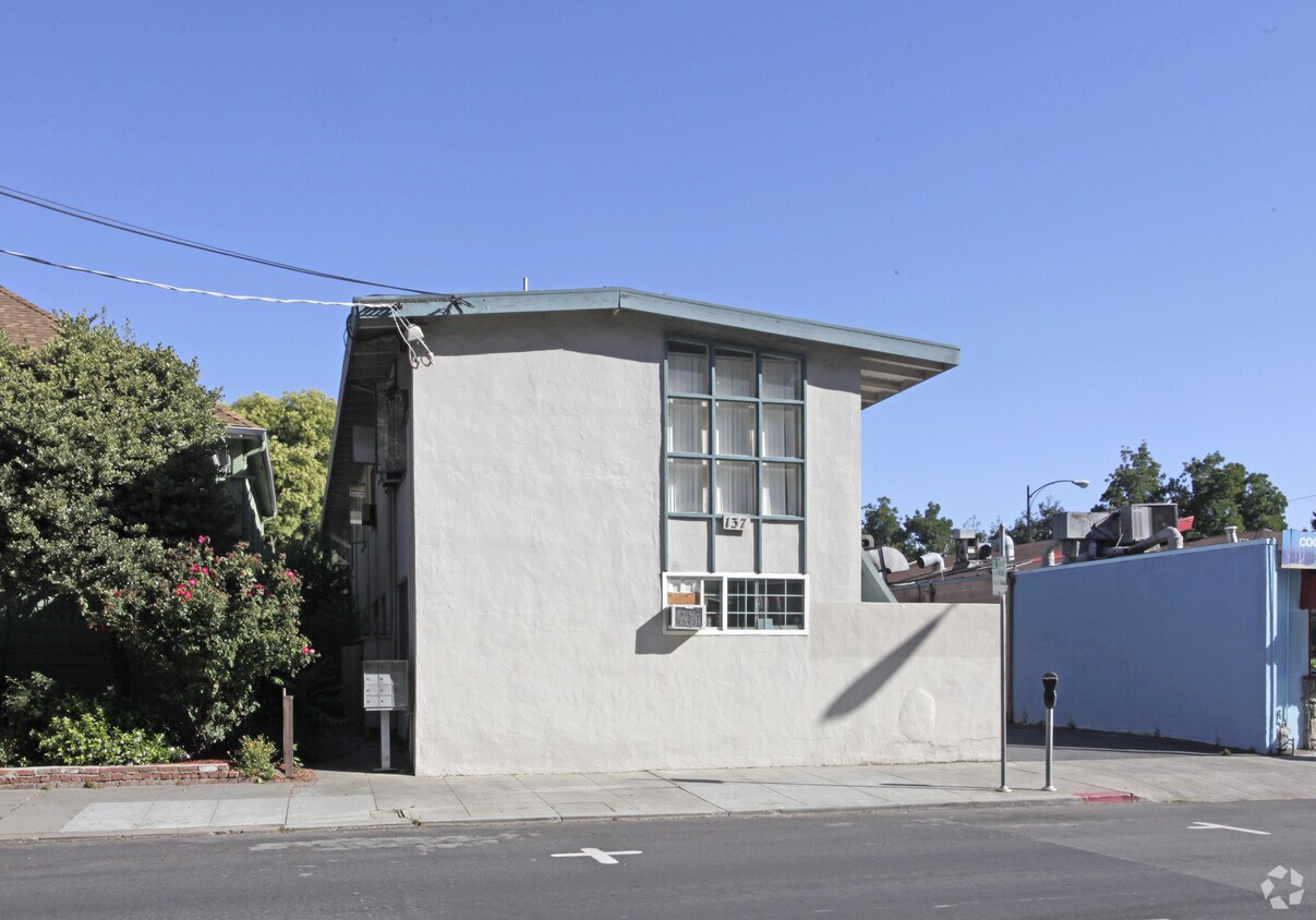 Building Photo - 137 E St James St