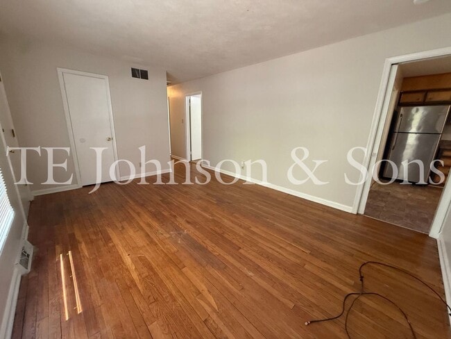 Foto del edificio - 3BR Home with Stainless Steel Appliances, Hardwood Floors & Carport
