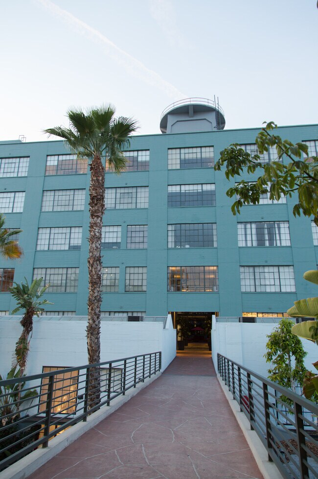 Building Photo - 420 S San Pedro St