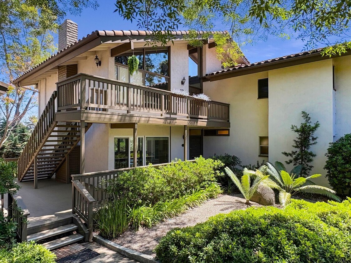 Primary Photo - Spacious 2B/2.5BA Townhome w/ Stunning Vie...