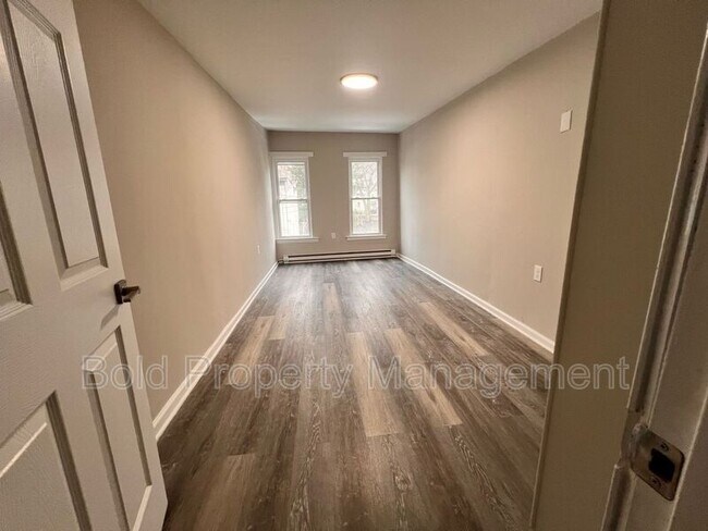 Foto del edificio - 706 W Market St