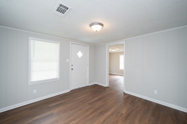 Building Photo - Renovated 2BR home- Move in Ready!