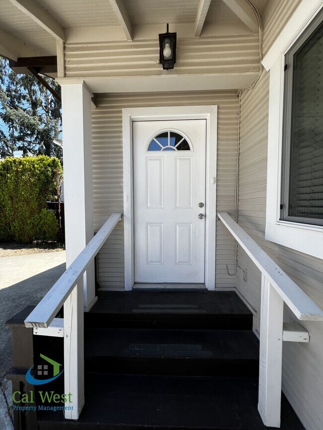Foto del edificio - $4000 Beautiful Cottage Style 2 Bed 1 Bath...