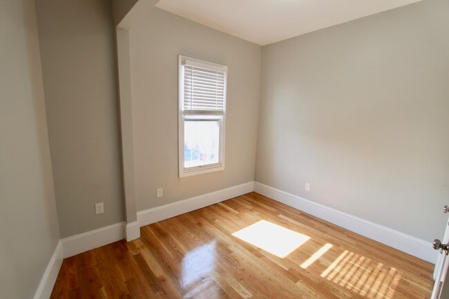 Building Photo - 460 Saratoga St