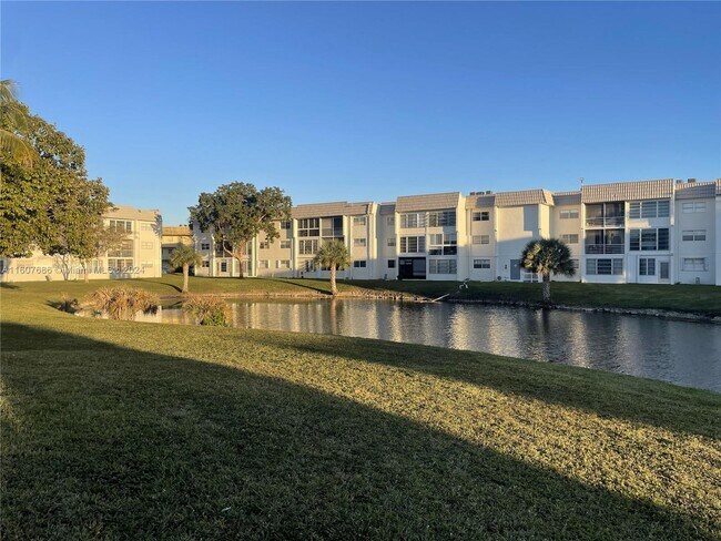 Foto del edificio - 8510 Sunrise Lakes Blvd