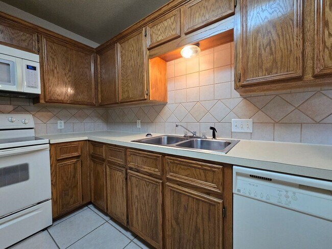 Foto del edificio - RENT REDUCTION & AVAILABLE NOW!