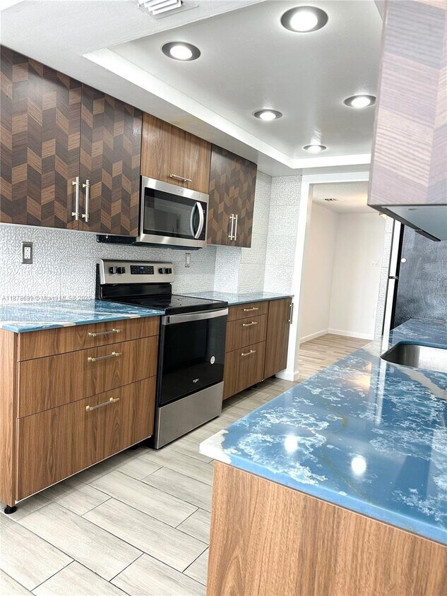 Foto principal - 18041 Biscayne Blvd
