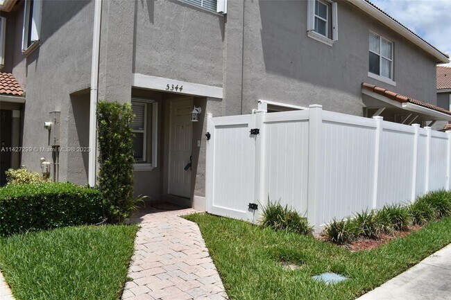 Foto del edificio - 5344 SW 126th Ave