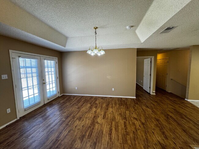 Foto del edificio - Stunning Duplex Featuring Hardwood Floorin...