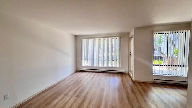 Foto del edificio - Fully Remodeled Studio w/ Oversized Sun-Fi...