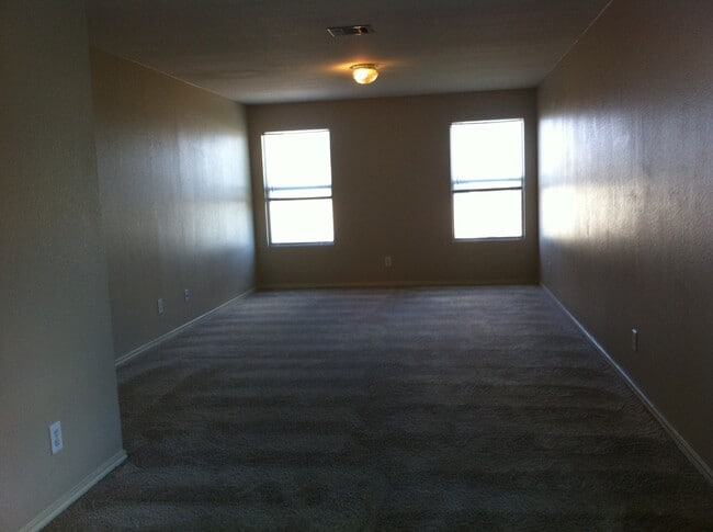Building Photo - 120 N Willow Way