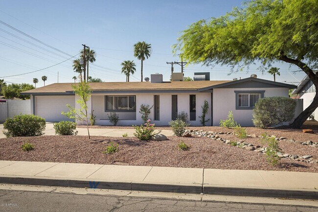 Foto del edificio - 5-Bedroom Tempe Home Near ASU with Garage & Covered Patio