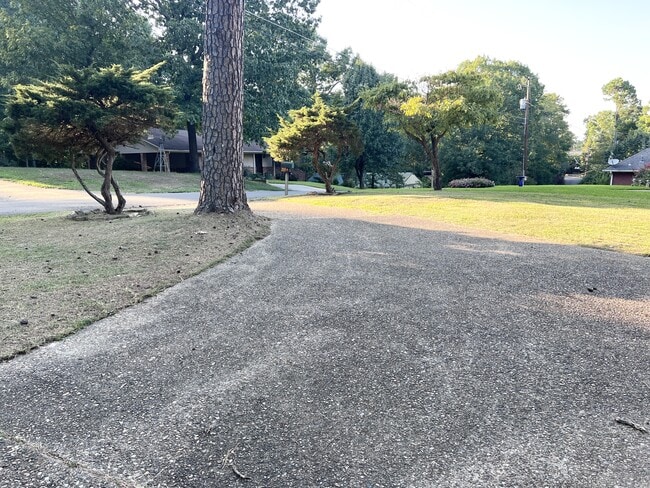 Building Photo - 105 Thistledown Trail