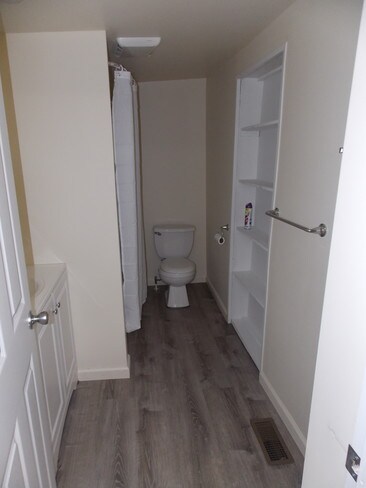 baño - 274 W Main St