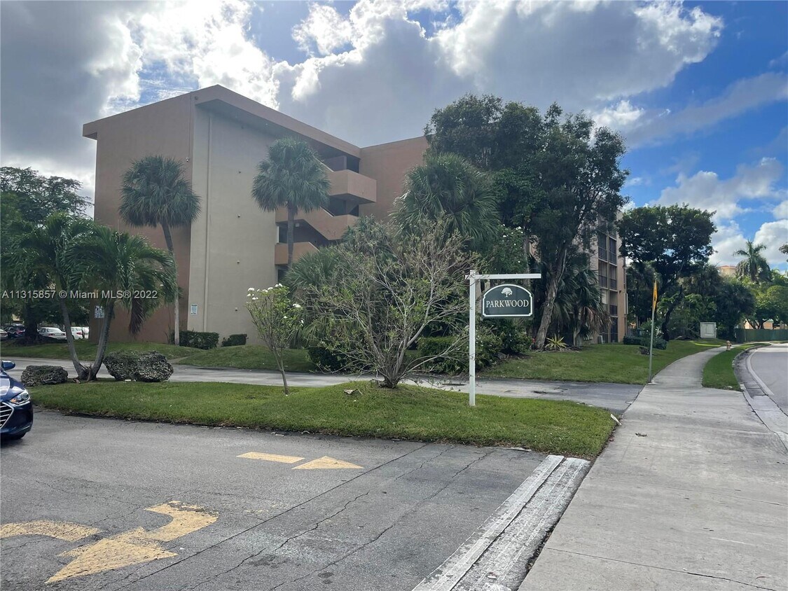 9150 Fontainebleau Blvd Unit 409, Miami, FL 33172 Condo for Rent in