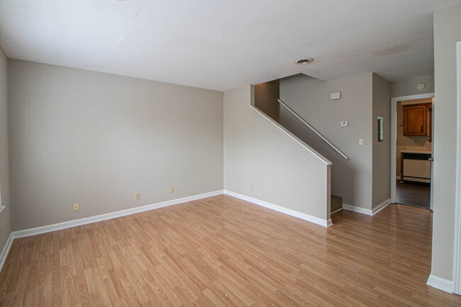 Building Photo - 810-D Golfview Place