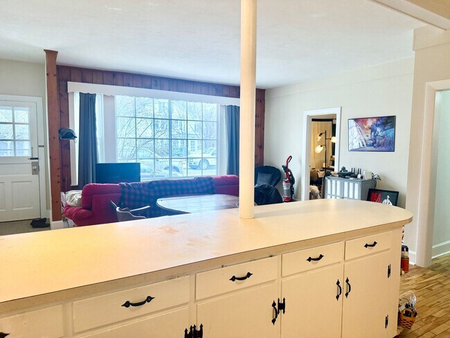 Building Photo - 366 Main St