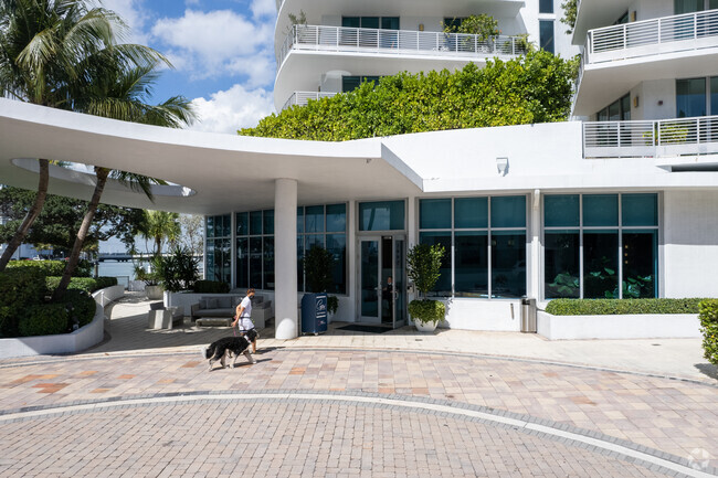 Entrada - Capri South Beach Condominium