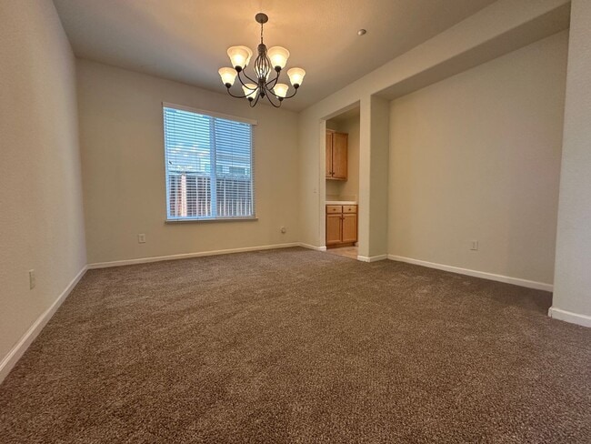 Building Photo - Gorgeous 3 Bed / 2.5 Bath Home in Desirable Rose Garden Community!