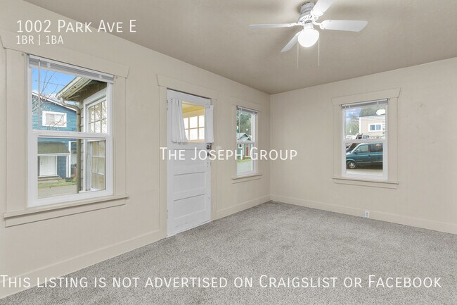 Building Photo - Port Orchard 1/bed 1/ba with peekaboo view...