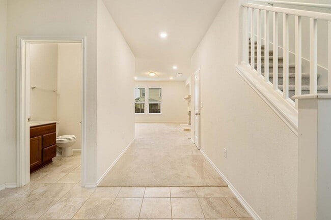 Building Photo - 907 Solitude Dr