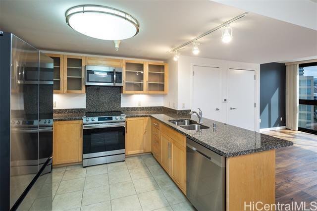 Building Photo - 600 Queen St