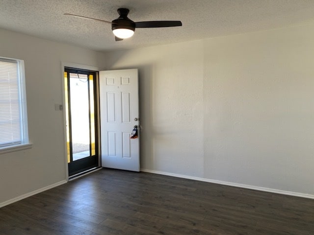 Building Photo - Move in special! $400 deposit.