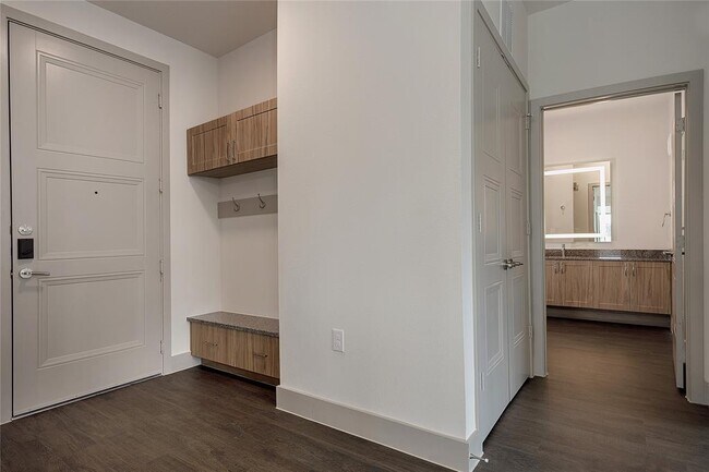 Foto del edificio - 8900 Six Pines Dr