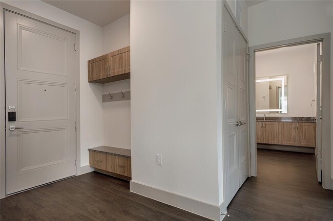 Foto del edificio - 8900 Six Pines Dr