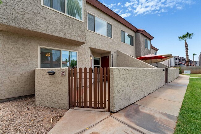 Building Photo - Stylish Dobson Glen Townhome | Updated Kitchen, Loft & Pool Access