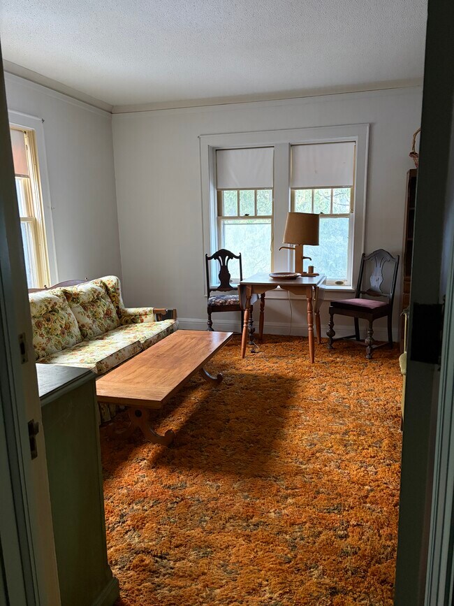 Sitting area - 3901 Greysolon Rd