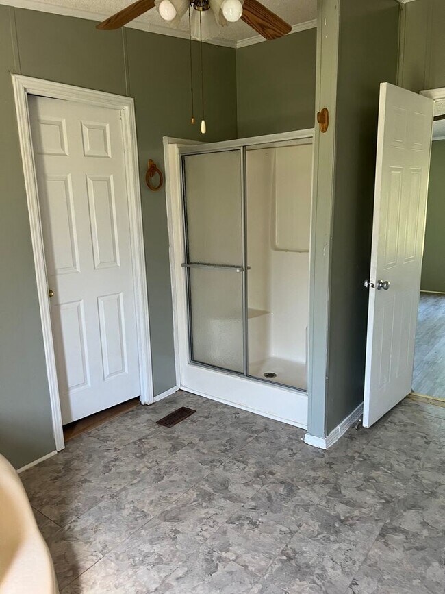 Building Photo - Nice 3 Bedroom 2 Bath Available Now! Sched...