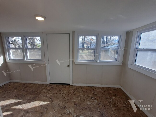 Building Photo - Charming 2 Bed, 1 Bath, Hardwood Floors, L...