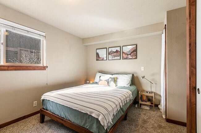 Building Photo - CHECK OUT THIS LOVELY 2 BEDROOM, 1 BATH CONDO CLOSE TO DOWNTOWN BEND