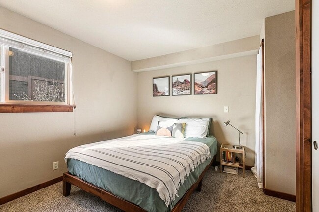 Foto del edificio - CHECK OUT THIS LOVELY 2 BEDROOM, 1 BATH CONDO CLOSE TO DOWNTOWN BEND