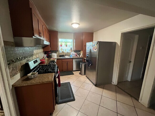 Foto del edificio - Large 2-Story Home Close to Downtown
