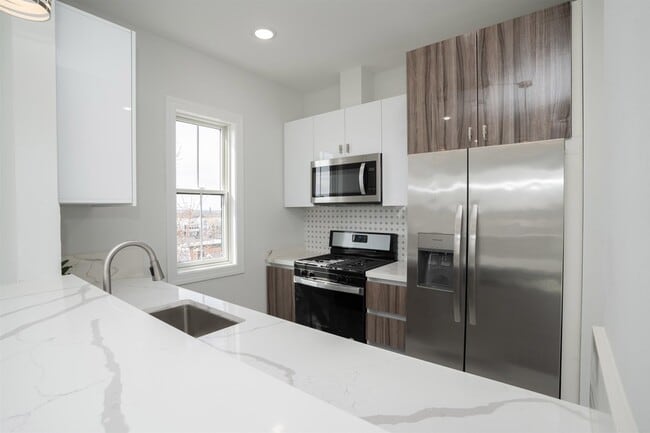 Building Photo - 144 Bergen Ave