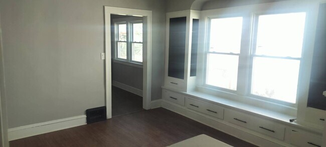 Foto del edificio - 4090 E 66th St