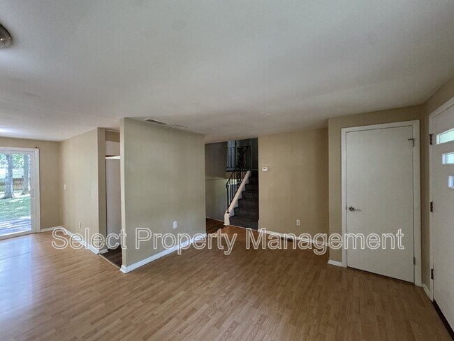 Foto del edificio - 7001 Blake Dr