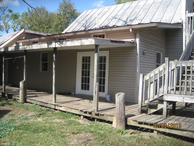 Building Photo - Studio, 1 bath Triplex - The Condo's 563 N...