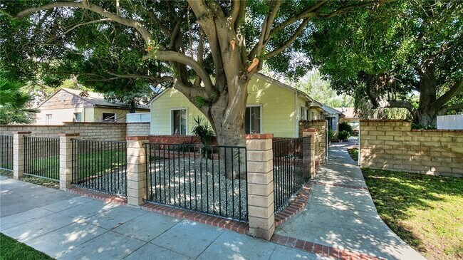 Front - 202 N Florence St