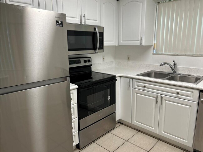 Building Photo - 1714 Foxhall Cir