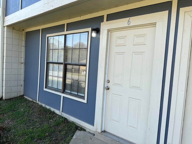 Building Photo - 1800 Labette Manor Dr