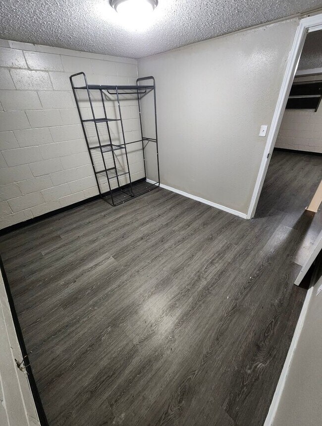 Building Photo - 5 Bedroom House Available in OKC!!