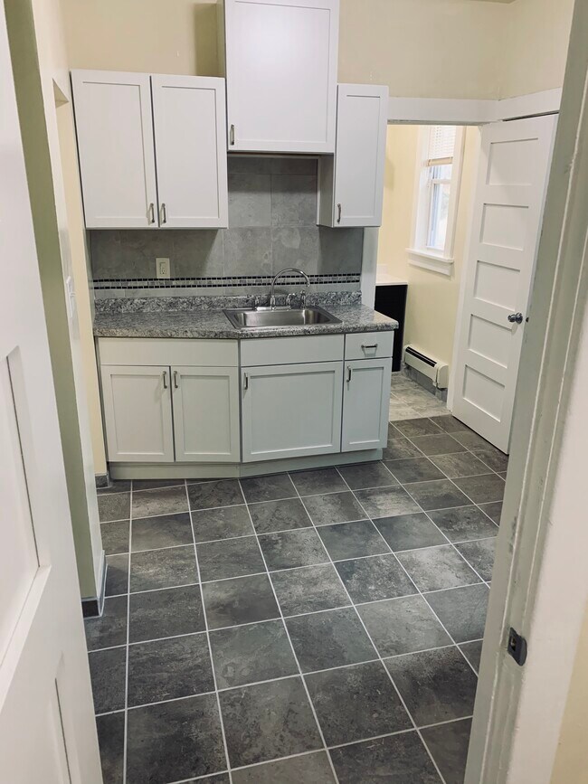 Building Photo - 904 W Dakota St